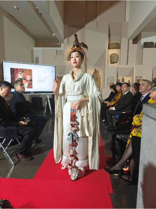 當(dāng)飛天遇到飛天 ,中國(guó)敦煌復(fù)原服飾展驚艷巴黎